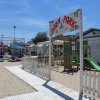 Un parco giochi per bambini su una spiaggia sabbiosa.