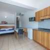 Monolocale con cucina, tavolo e letto blu.