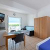 Monolocale con cucina, TV e terrazza.