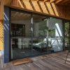 Veranda in legno con tavolino, vista su interni moderni.