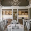 Sala ristorante elegante con tavoli apparecchiati.