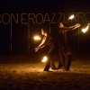 Persone eseguono uno spettacolo con il fuoco di notte.