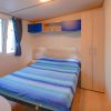Camera con letto matrimoniale e tende blu.