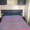 Camera da letto con letto matrimoniale e armadietti blu.