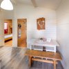 Interno di una casa in legno, tavolo e panche.