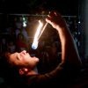 Persona esegue spettacolo di fuoco davanti a spettatori.