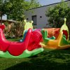 Giardino giochi con altalene colorate.